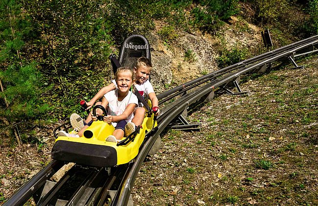 Gelber Frankenbob Sommerrodelbahn Erlebnisfelsen Pottenstein Fre