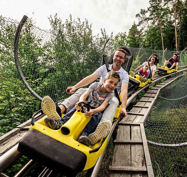 https://www.erlebnisfelsen-pottenstein.de/fileadmin/_processed_/c/6/csm_gelber-frankenbob-sommerrodelbahn-erlebnisfelsen-pottenstein-freizeitpark-6_28ae092b55.jpg