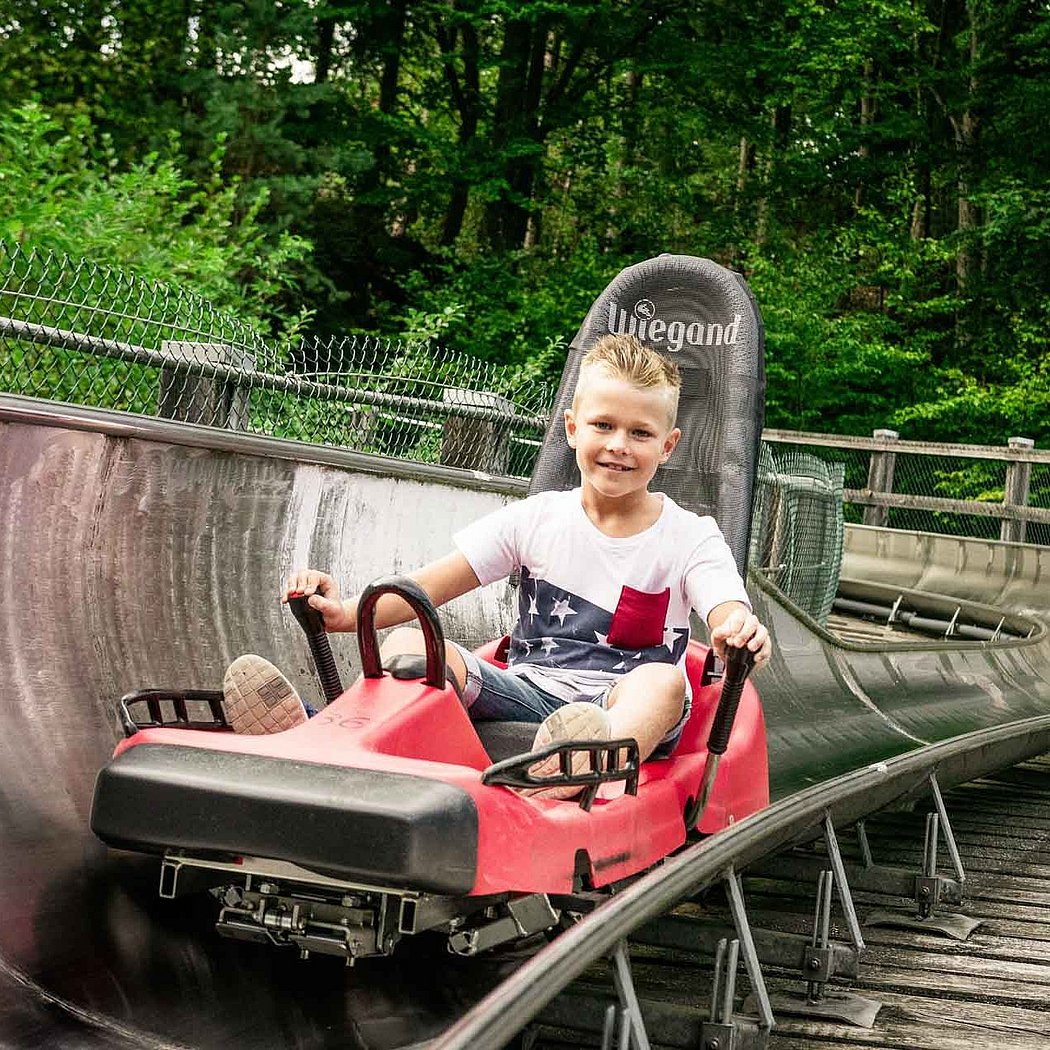 Roter Frankenrodel Sommerrodelbahn Erlebnisfelsen Pottenstein Fr